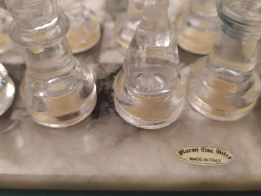 Mappamondo luminoso in rilievo e scacchiera marmo