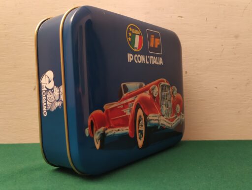 Scatola metallo ip con l’italia carte mercante in fiera