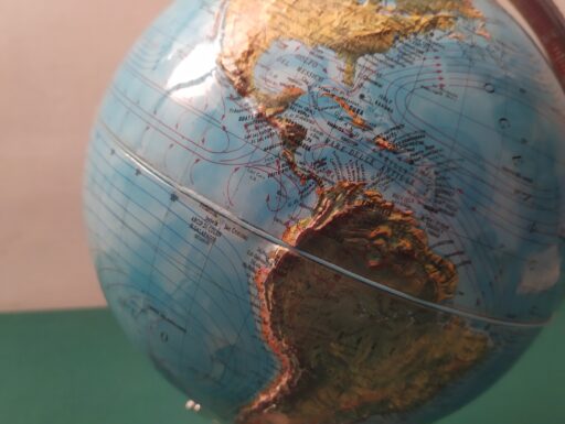 Mappamondo luminoso in rilievo e scacchiera marmo