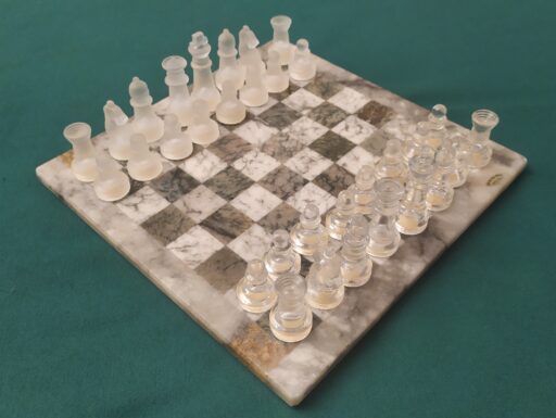 Mappamondo luminoso in rilievo e scacchiera marmo