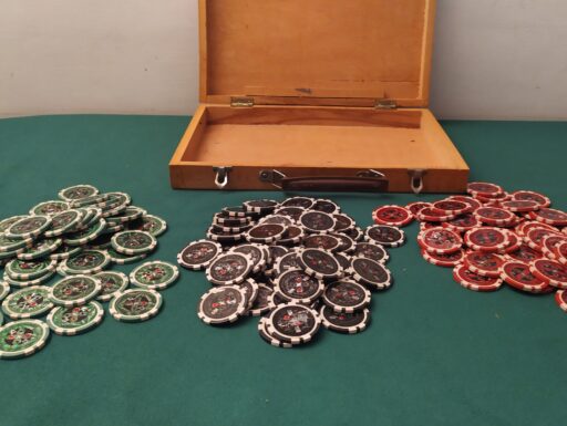 Valigetta d’epoca in legno con fiches