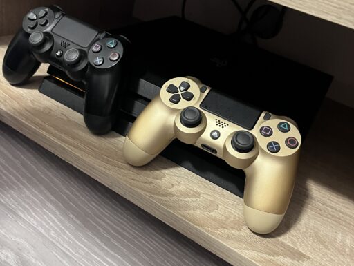 Playstation 4 pro + 2 controller + 9 giochi