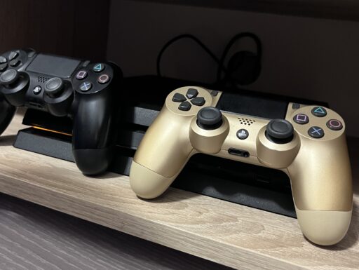Playstation 4 pro + 2 controller + 9 giochi