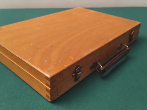 Valigetta d’epoca in legno con fiches