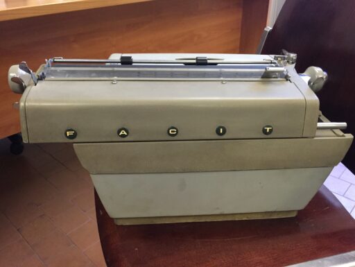 Macchina da scrivere facit