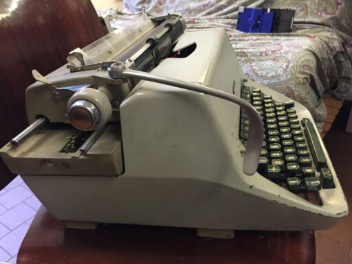 Macchina da scrivere facit