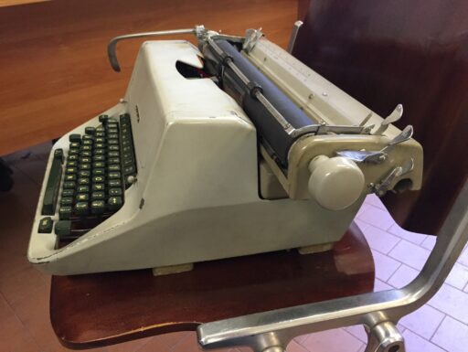 Macchina da scrivere facit