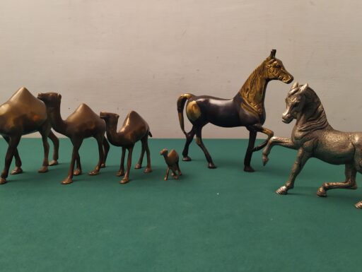 Dromedari e cavalli in ottone d’epoca