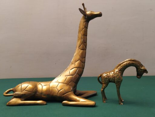 Giraffa seduta in ottone con prole