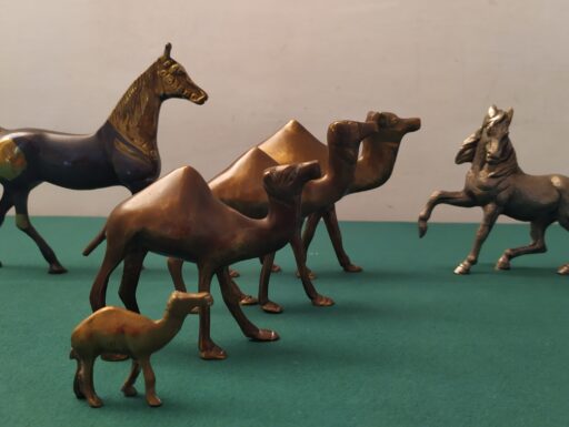 Dromedari e cavalli in ottone d’epoca