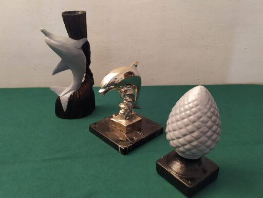 Pigna resina e delfini legno/lamina