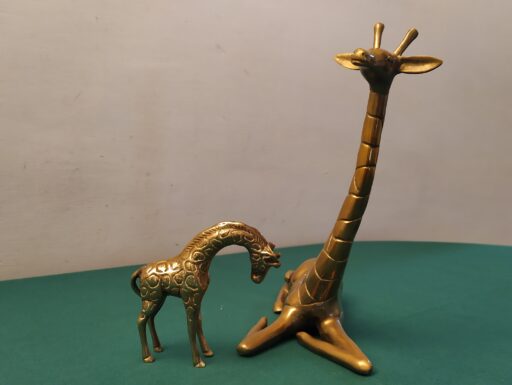 Giraffa seduta in ottone con prole