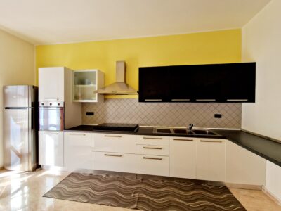 Cucina moderna completa di elettrodomestici