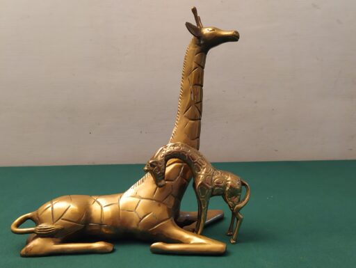 Giraffa seduta in ottone con prole