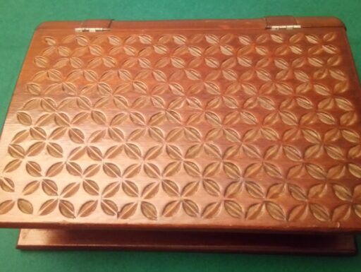 Scatole libro in legno intagliate