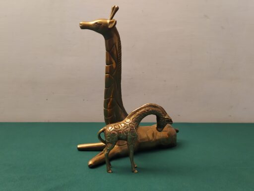 Giraffa seduta in ottone con prole