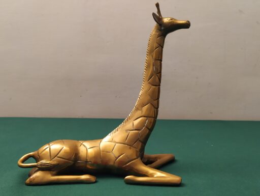 Giraffa seduta in ottone con prole