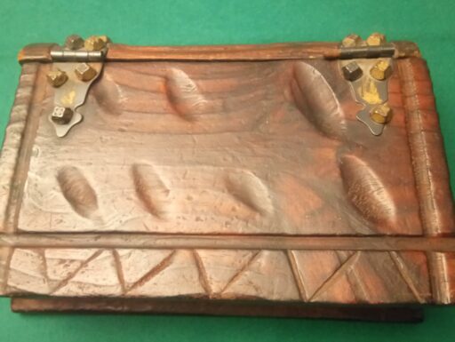 Scatole libro in legno intagliate