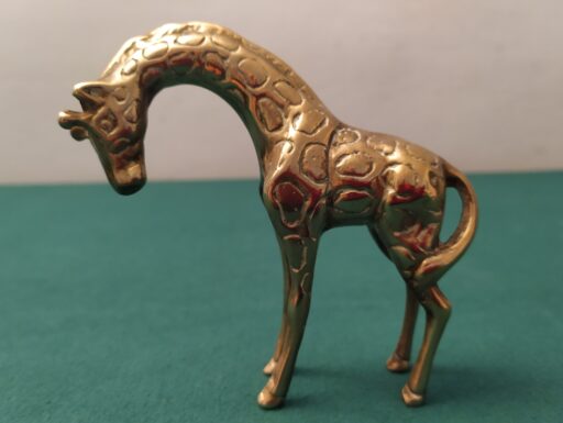 Giraffa seduta in ottone con prole