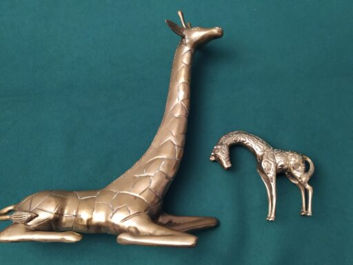 Giraffa seduta in ottone con prole