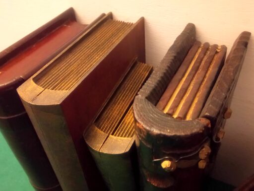 Scatole libro in legno intagliate