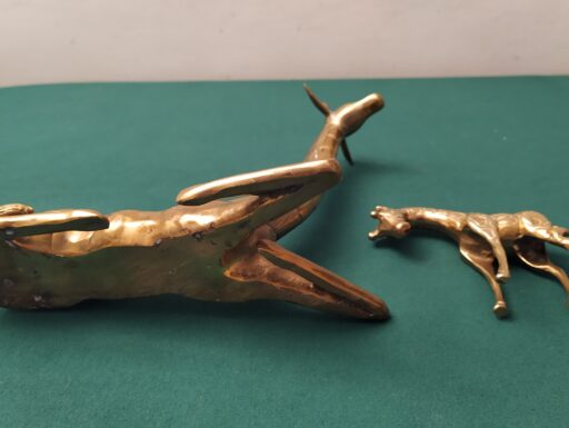 Giraffa seduta in ottone con prole