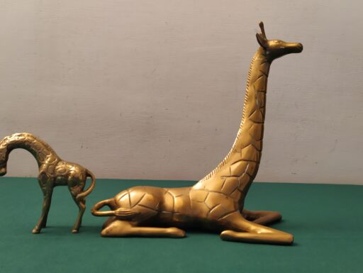 Giraffa seduta in ottone con prole