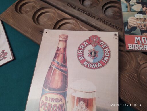 Espositori legno targhe legno birra moretti peroni