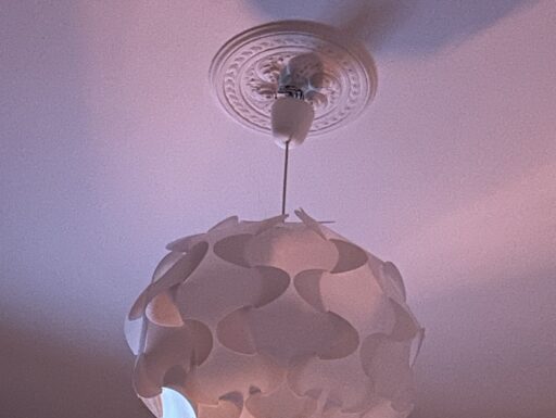 Lampadario a sfera bianco in plastica