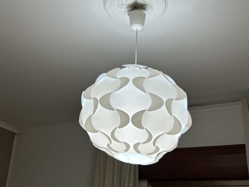 Lampadario a sfera bianco in plastica