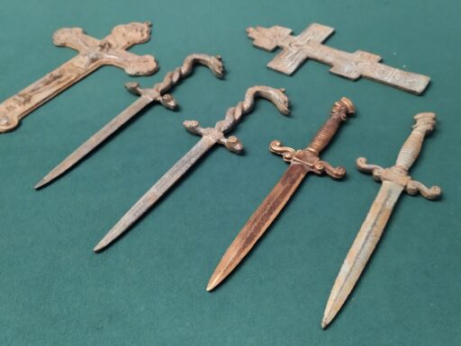 Crocifissi e stiletti greco romani in bronzo antichizzato