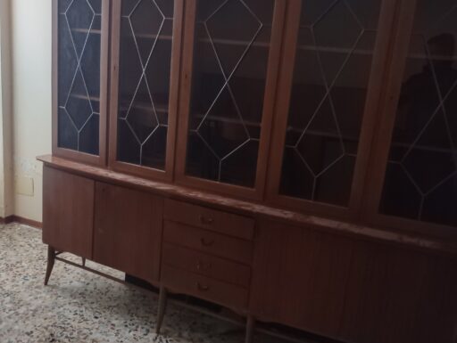 Mobile antico di buon legno