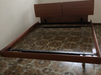 Letto matrimoniale compresa rete in doghe legno già smontato