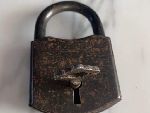 Lucchetto antico con chiave