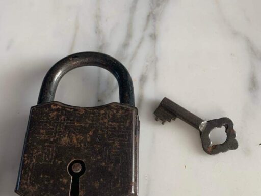 Lucchetto antico con chiave