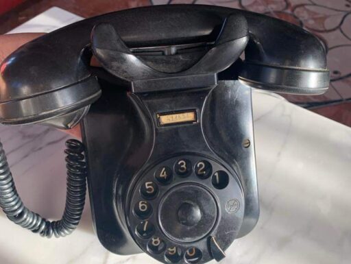 Telefono antico di bachelite a parete
