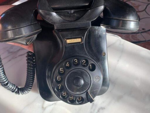 Telefono antico di bachelite a parete