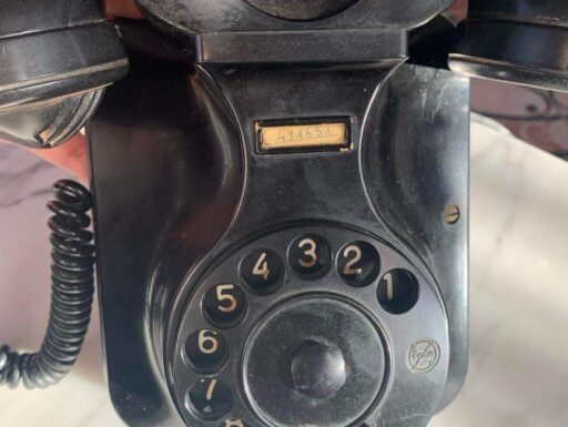Telefono antico di bachelite a parete