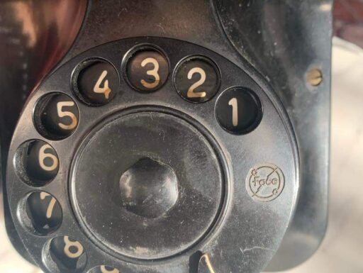 Telefono antico di bachelite a parete