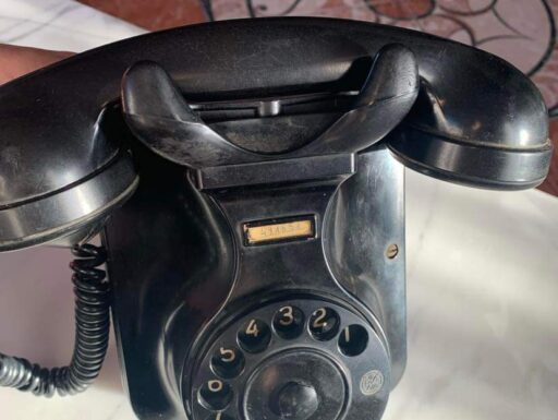 Telefono antico di bachelite a parete