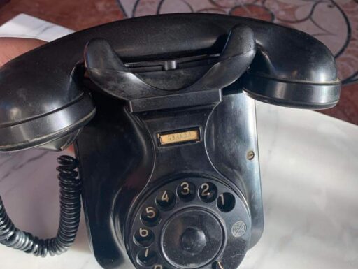 Telefono antico di bachelite a parete