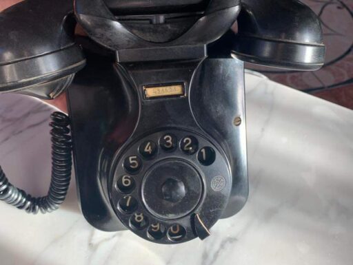 Telefono antico di bachelite a parete