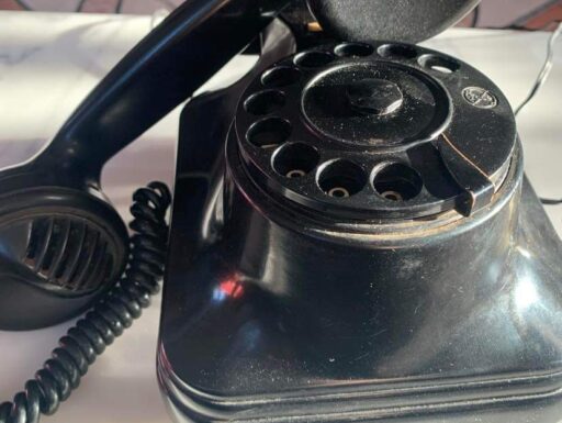 Telefono antico di bachelite a parete