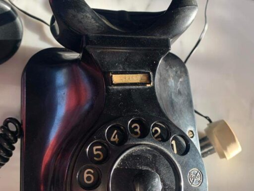 Telefono antico di bachelite a parete