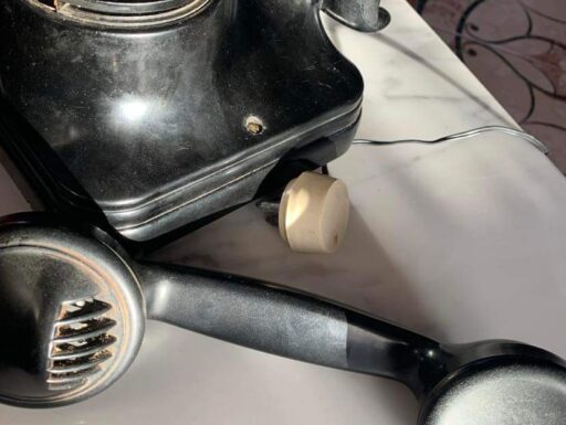 Telefono antico di bachelite a parete