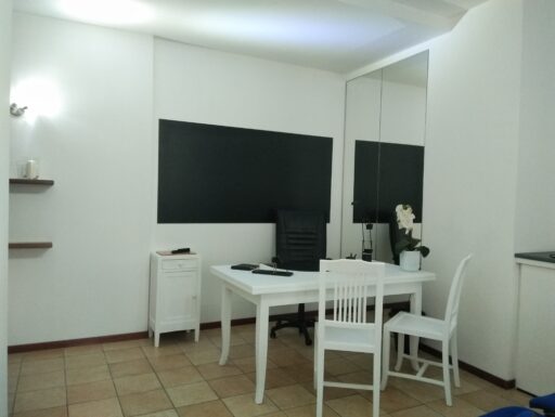 Ufficio completamente arredato