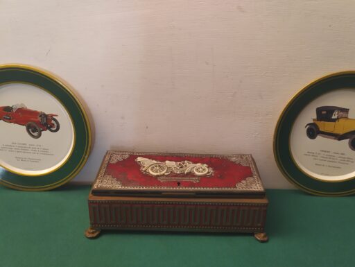 Scatola metallo rilievo auto antica