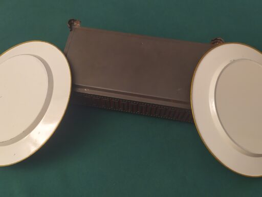 Scatola metallo rilievo auto antica