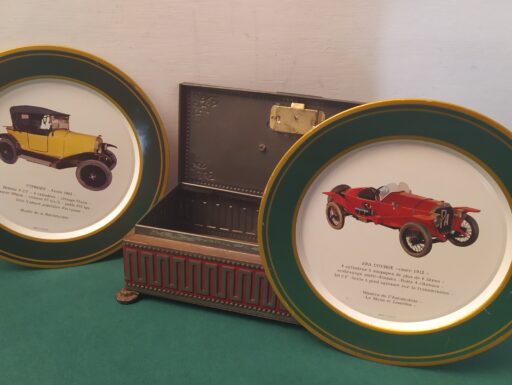 Scatola metallo rilievo auto antica