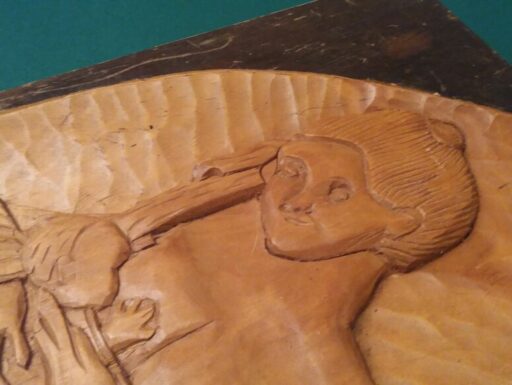 Scultura d’epoca su tavola legno